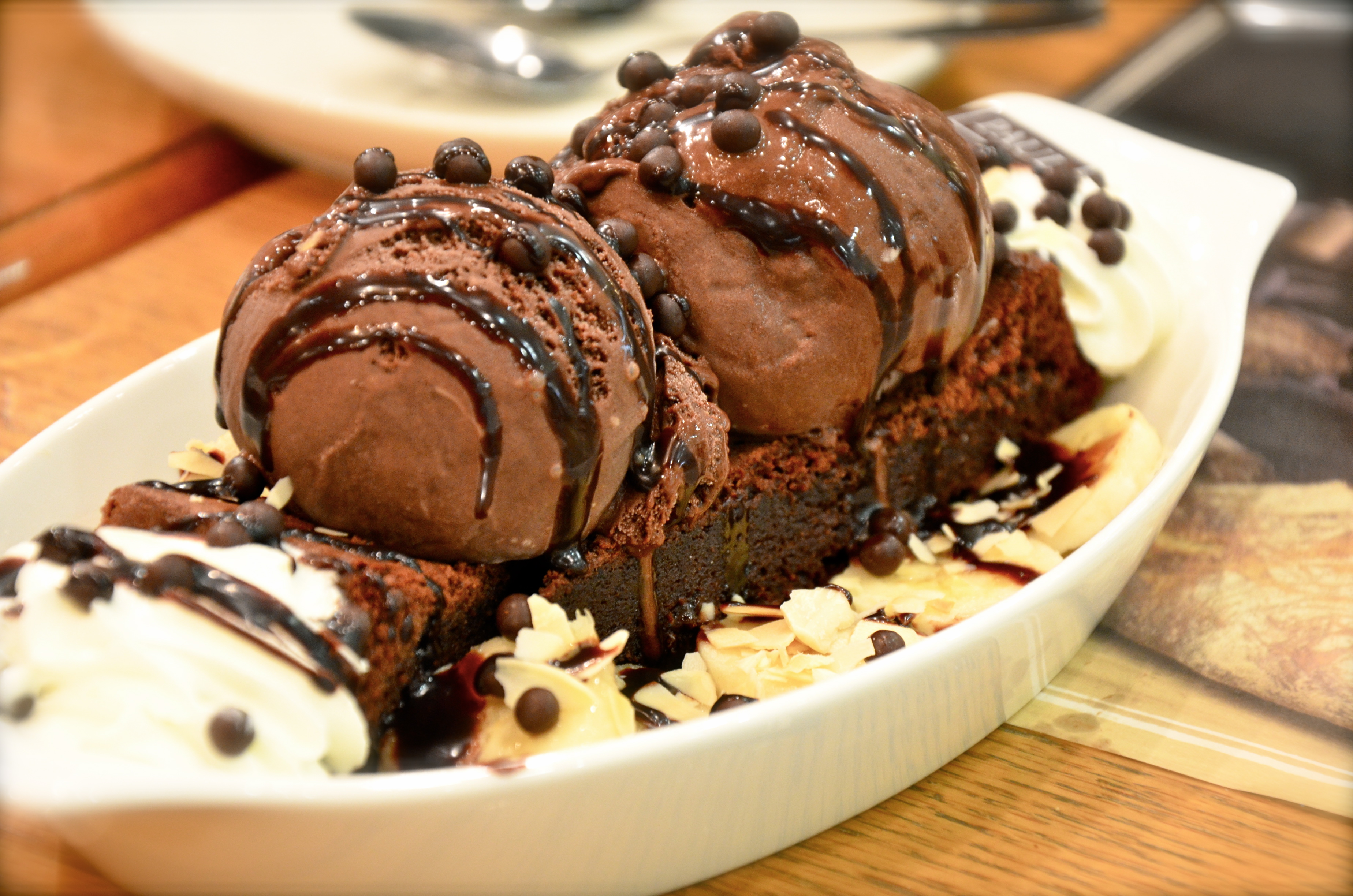 Choco ice. Мороженое шоколадный Брауни. Шоколадный Брауни с мороженым. Айс Чоко, шоколадное мороженое. Мороженое с шоколадом.
